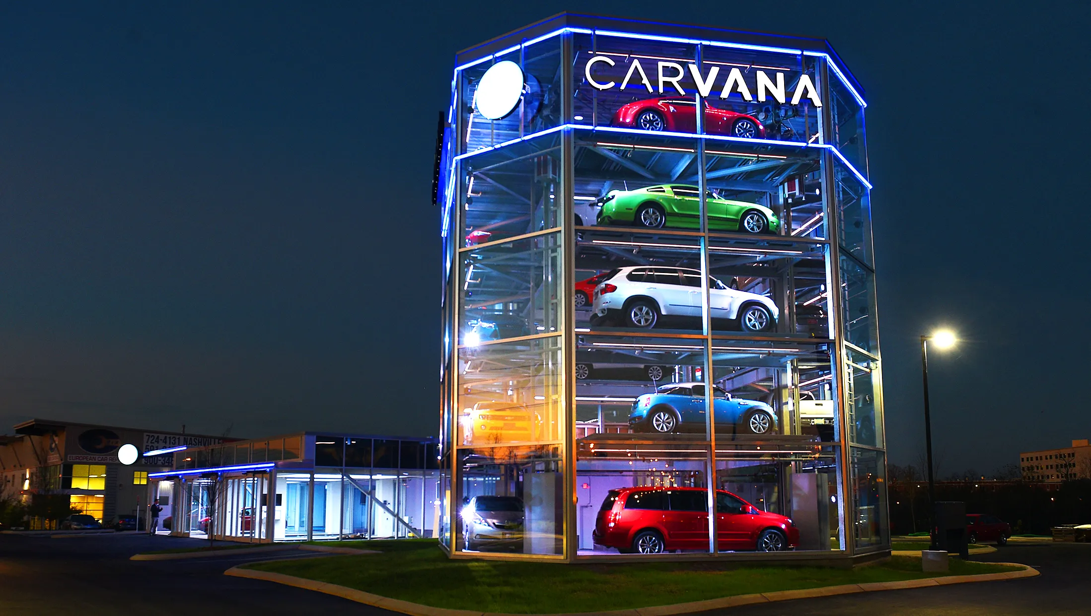 carvana's bankruptcy vending machine photo